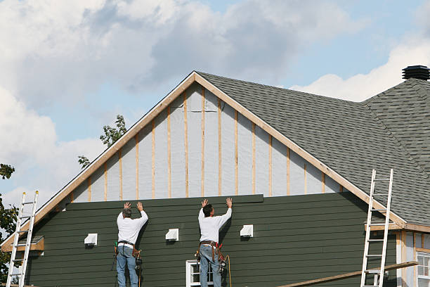Professional Siding Installation technician working in Washington, VA